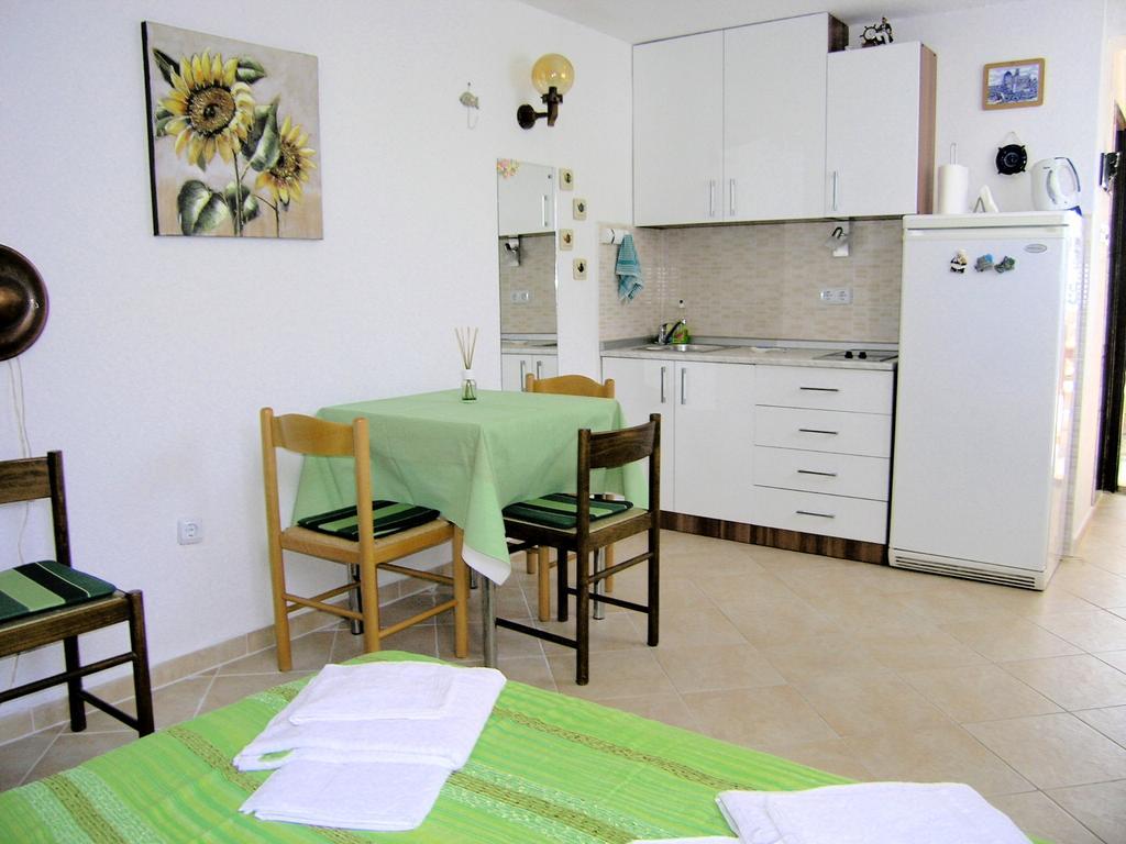 Studio Apartment Tamara Krk Town Bilik gambar