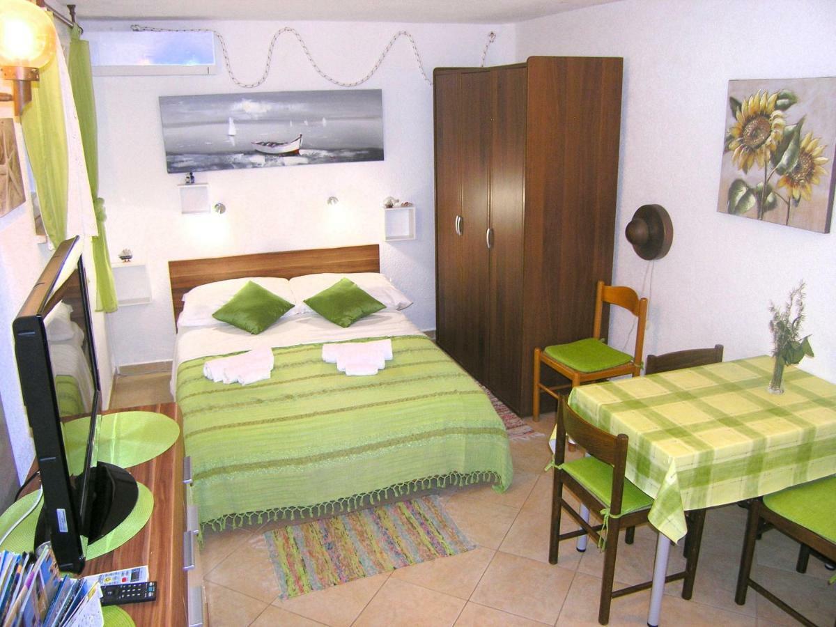 Studio Apartment Tamara Krk Town Luaran gambar